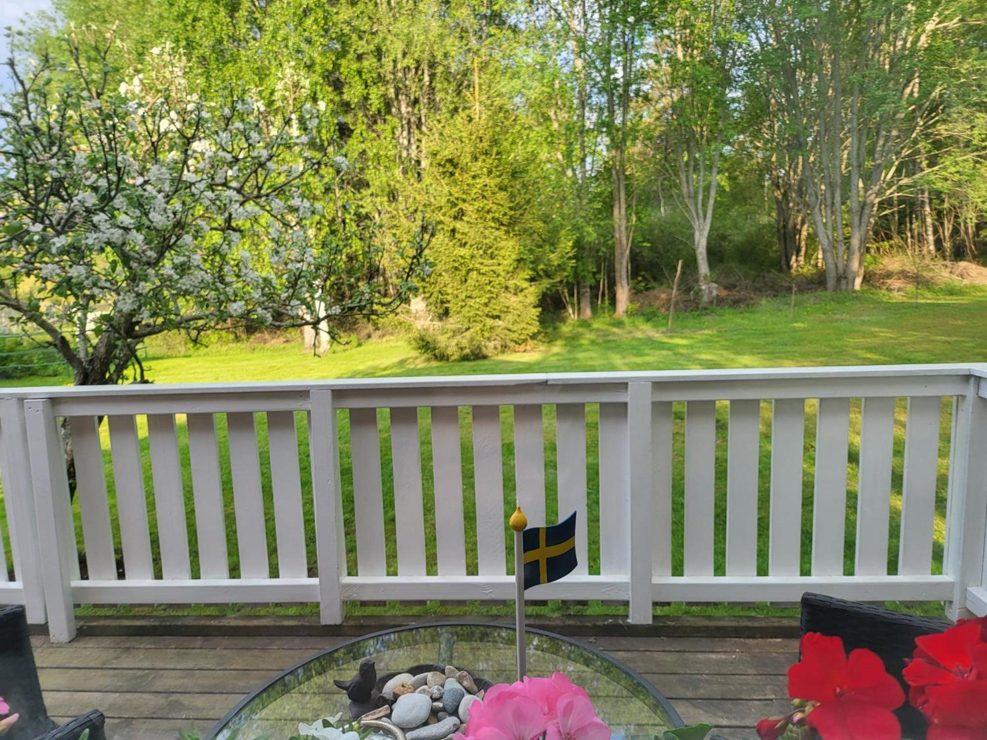 Lilla Huset Med Stor Traedgardstomt Naera Golf Och Hav Trosa Exterior foto
