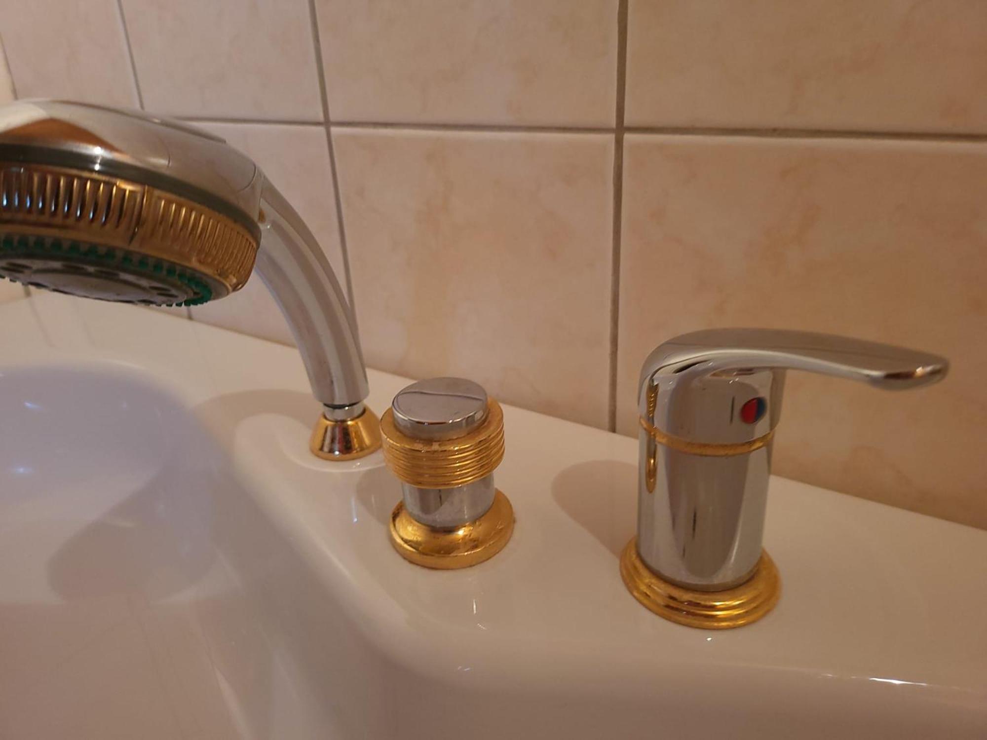 Lilla Huset Med Stor Traedgardstomt Naera Golf Och Hav Trosa Exterior foto